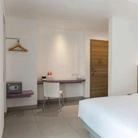 Amaris Hotel Slipi Отели рядом с достопримечательностью «Торговый центр Central Park»