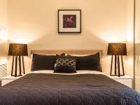 Metropolis Loft - CN Tower Hotel dekat Pusat Penyiaran Kanada