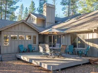 Spacious Sunriver retreat w/hot tub + bikes. Family + Pet Friendly! 선리버 호텔