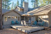 Spacious Sunriver retreat w/hot tub + bikes.  Family + Pet Friendly!