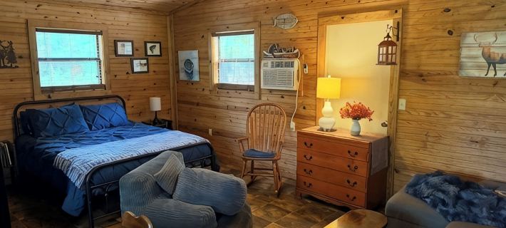 Buckeye cabin is nestled in the woods with access to the Little Missouri River. Hôtels à&nbsp;: Comte de Pike