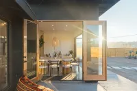 Mykonos style spacious 5-bedroom house with backyard oasis - Homestays