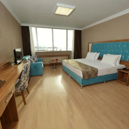 Golden Lounge Hotel Отели рядом с достопримечательностью «Пристань для яхт Виапорт»