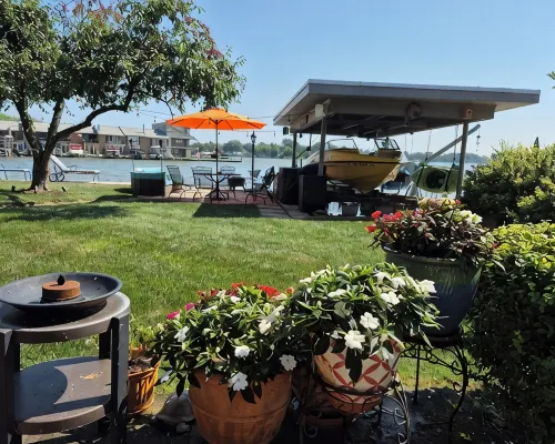 Waterfront 3-bedroom Lake Cottage on Tecumseh Island at Indian Lake! Hotels in Stokes Township