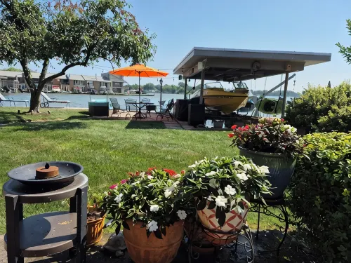 Waterfront 3-bedroom Lake Cottage on Tecumseh Island at Indian Lake!