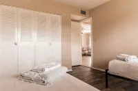 Spacious 4Br Lakefront Getaway – Heated Pool, Hot Tub  Near Everything! - Boutique