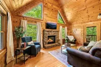 Secluded Cabin Near Dollywood with Hot Tub, Pool Table, Peace, Comfort & Privacy - ชาเลต์