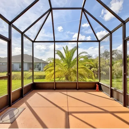 Spacious 2-bedroom villa in Sebring, screened patio, grill, bonus room, sleeps