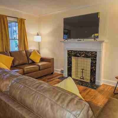 3-bedroom house in enchanting Niagara Falls with AC, WiFi Others