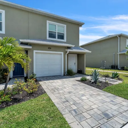 Waterfront 2-bdrm townhome with WiFi, AC, walking distance to EGAD food & shops