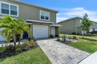Waterfront 2-bdrm townhome with WiFi, AC, walking distance to EGAD food & shops