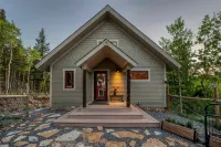 Idaho Springs Dream Cabin – Cozy Seclusion with Gorgeous Mountain Backdrop