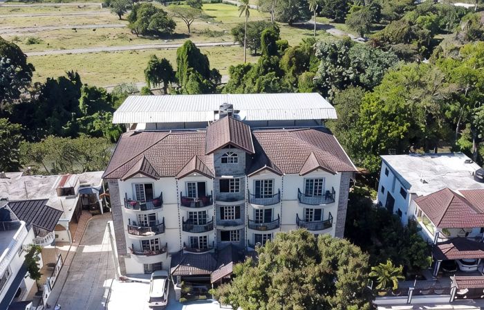 Come to enjoy this fully renovaded 3-bedroom apartment full of amenities.