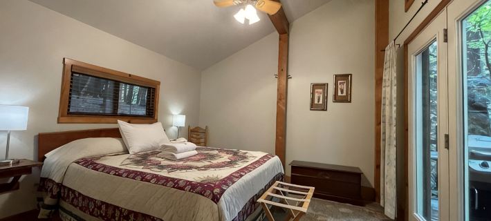 Hot Tub in the treetops with Timber Framed 2 bedroom cabin hidding in the woods Hotels in Fayette County