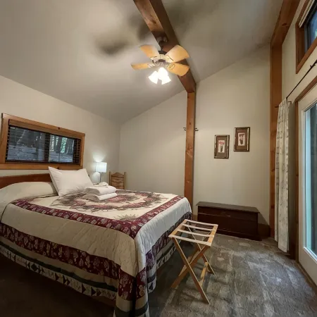Hot Tub in the treetops with Timber Framed 2 bedroom cabin hidding in the woods
