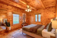 Water's Edge Cozy 2-bedroom cabin. Wooded setting, WiFi, Pond & Hot Tub - 3-Star