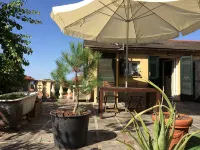 villa surrounded by greenery a few steps from the sea with terrace and garden - Homestays