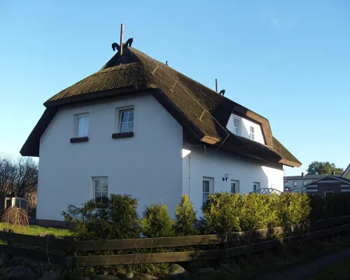 Individual and child-friendly thatched house with private garden, inc bed linen Hotels in Baabe