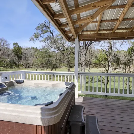 Hot Tub, Sep. Game Room, Wrap Porch,Quiet Street,Fire-Pit,2 Acres. All Ages!