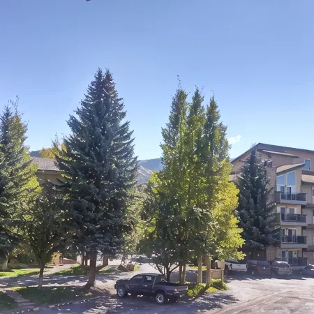 Spacious Condo w/ FREE WiFi, Parking, Heated Pool, Hot Tubs, Skier Shuttles