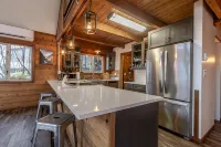 Mountain N' Shores Chalet - 4성급