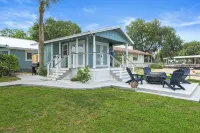 River's Edge Retreat-3/3.5, sleeps 9, waterfront with dock! Newly Remodeled! - 2-Star
