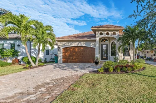 Luxe Home 1 mile to Vanderbilt Beach, Pool & Spa, Pet Friendly
