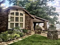 Beachfront Historical home 1Br/1Ba apt on Lake Erie w/ Balcony, WiFi, Streaming - Beach