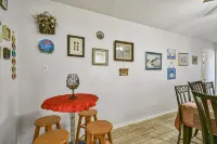 Hidden Gem Family Home. 2 blocks to seawall - บ้านพักหลังเล็ก