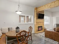 Cozy retreat near Sandpoint, Idaho. Close to Downtown, the lake and skiing. Hotels in Ponderay
