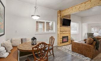 Cozy retreat near Sandpoint, Idaho. Close to Downtown, the lake and skiing.
