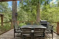 Riverfront Luxury Cabin-Hot Tub-EV-Deluxe Kitchen-WiFi