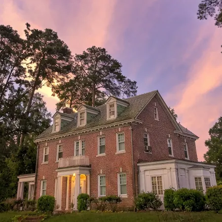 Entire Historic Home with 3620Sqft Perfect for Families