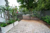 D’Mauchi-WaterHouse-Beaches20min-boat-dockparking