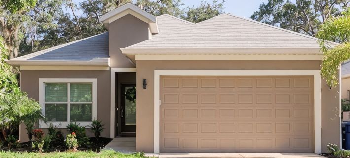 New, charming 3-bedroom home with pool Hotels in Nokomis