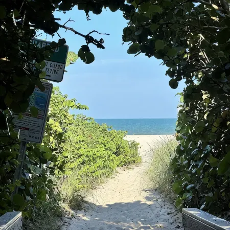 SOUTH BEACH & PARK Just a Hop Skip & Jump • CORAL COTTAGE • Fun Seaside Vero