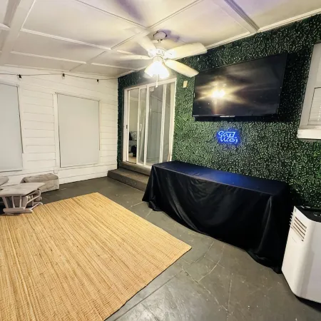 The Centralized Haven 3 bedroom home restaurants, attractions & fun minutes away