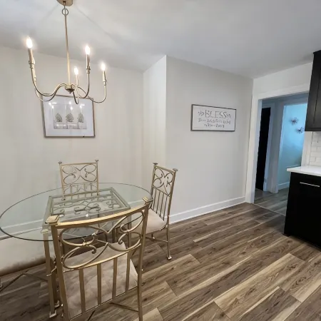 Restful Mid-Mod in the heart of Hickory