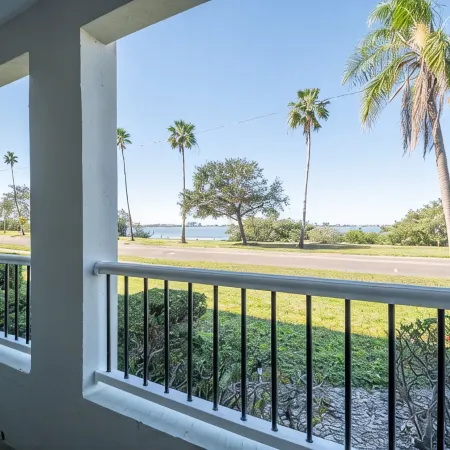 Waterfront Gorgeously Updated Apartment 2 Bed