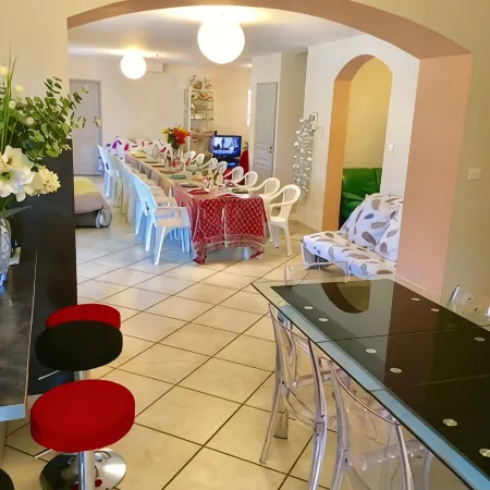 LE MAS DE L'OLIVIER ARLES 10-18 pers SEE DETAILED RATES--CHEF CUISINI POSS.