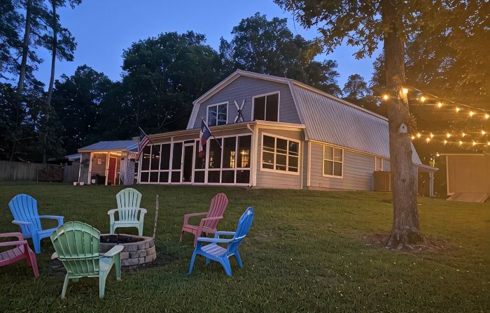 Lakefront cottage located in forested East Texas
