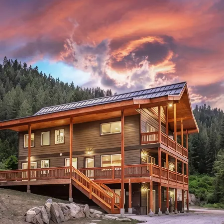 Modern Day Luxury Cabin Living! 4 Bed/4Bath, Hot Tub, 5 Acres, 15 Min to Lvnwrth