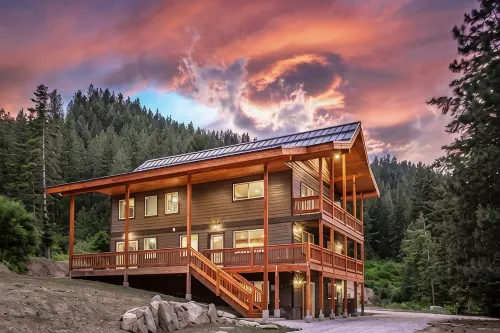 Modern Day Luxury Cabin Living! 4 Bed/4Bath, Hot Tub, 5 Acres, 15 Min to Lvnwrth