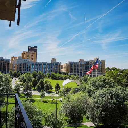 Newly Renovated Cozy Condo in Midtown Crossing