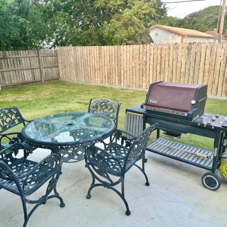 Cheerful 3-bedroom home w/free parking on premises