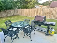 Cheerful 3-bedroom home w/free parking on premises - Wifi