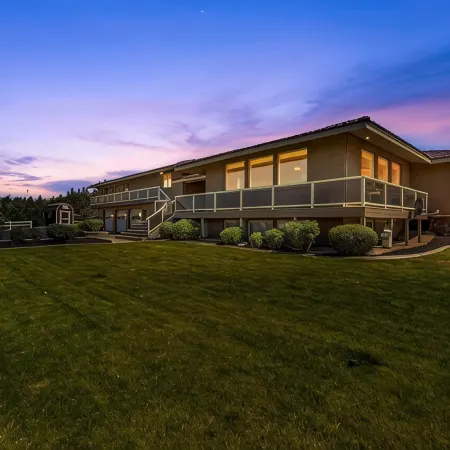 Wenatchee Mansion. 6500 sqft, pool, hot tub, 7 BR, theater, billiards and more!