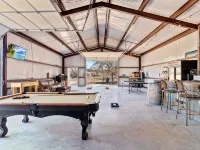 The Porch & Prairie Ranch, Sleeps 20! Peaceful Oasis, Pool, Jacuzzi, Events! 金布林縣住宿飯店