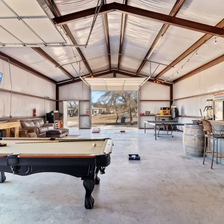 The Porch & Prairie Ranch, Sleeps 20! Peaceful Oasis, Pool, Jacuzzi, Events!