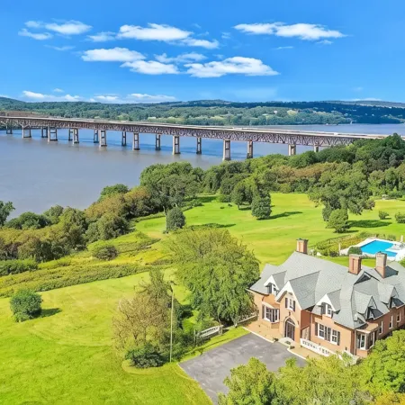 Majestic RiverView Estate - Breathtaking Views Отели в г. Фишкилл